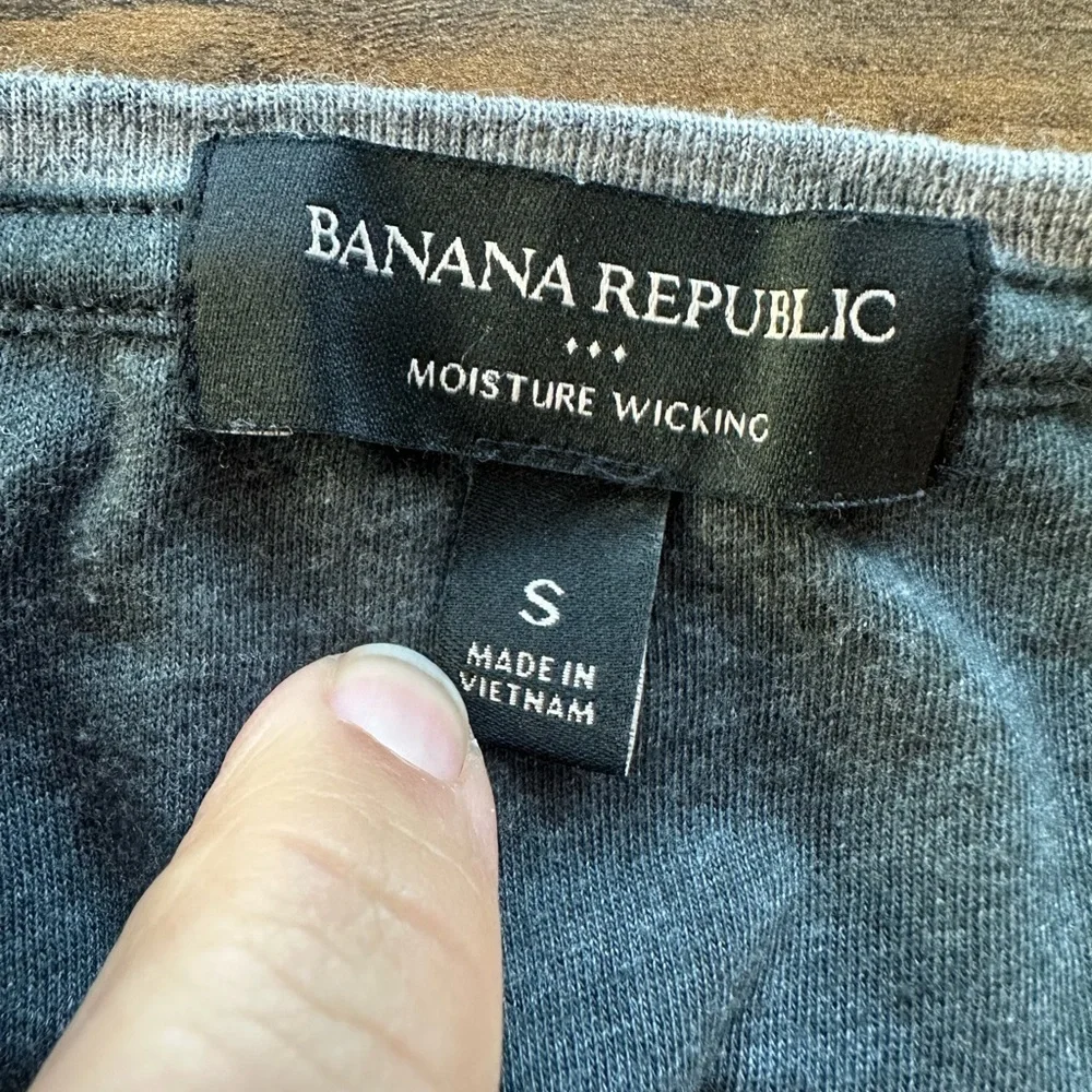 Banana Republic Gray Long Sleeve Moisture-Wicking Tee | Small | Performance Base